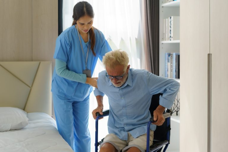 How to Know When an Elderly Person Can't Live Alone